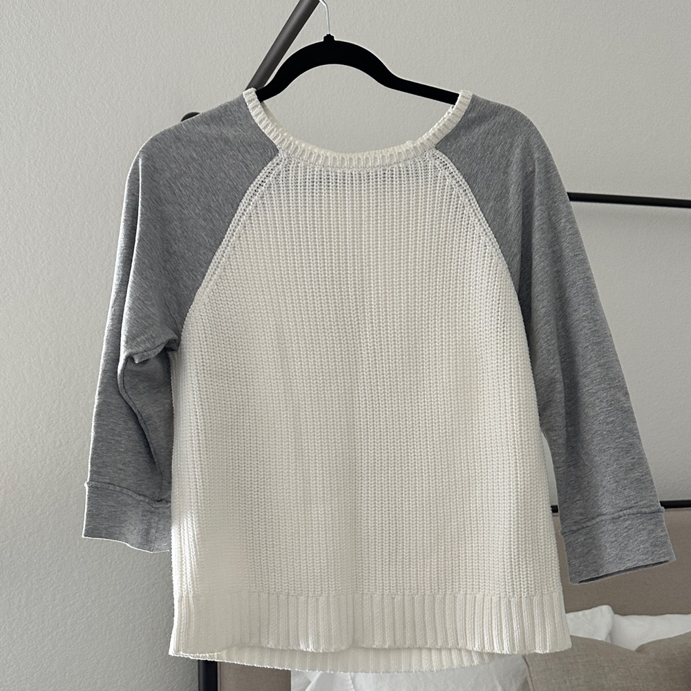 Two by Vince Camuto Gray and White Raglan Sweater small